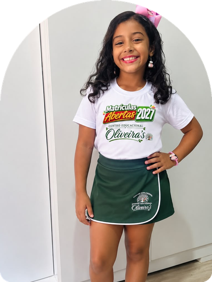 Aluna do Centro Educacional Oliveira's usando o uniforme da escola